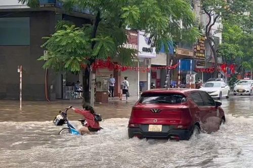Cận cảnh các tuyến phố Hà Nội ngập sâu sau trận mưa lớn