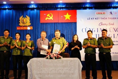 Tân Hiệp Phát trao hơn 9 tỉ đồng tiếp sức con em chiến sĩ công an TP.Hồ Chí Minh đến trường