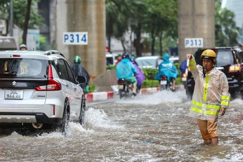 Công an Thủ đô: Những bước chân không mỏi trên phố ngập, tuyến đường ùn tắc