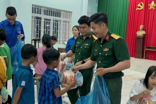 Trung đoàn 726 tổ chức đón Tết Trung thu cho trẻ em vùng biên giới