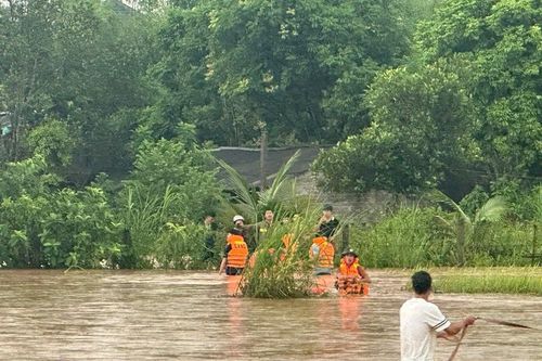 Công an tỉnh Bắc Ninh xuyên đêm trong bão bảo vệ an toàn cho người dân
