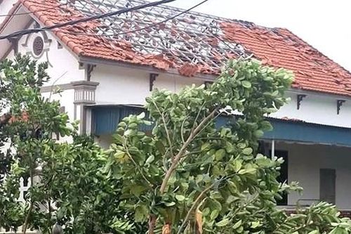 Lốc xoáy quét qua Hải Phòng, nhiều nhà dân bị thiệt hại
