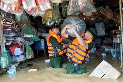 CBCS Công an tích cực hỗ trợ dân trong hoàn lưu bão số 11