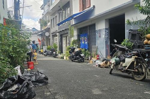 Hai mẹ con được người dân giải cứu khỏi đám cháy căn nhà thuê trong hẻm