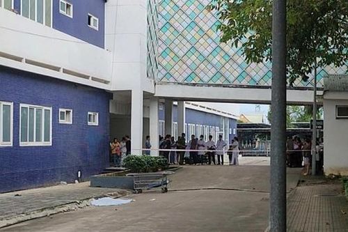Ông lão 80 tuổi rơi từ tầng 8 bệnh viện xuống đất