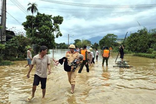 Những bàn tay ấm giữa mùa mưa lũ
