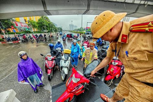 Hình ảnh làm ấm lòng người dân trên đường phố Thủ đô giữa ngày mưa bão