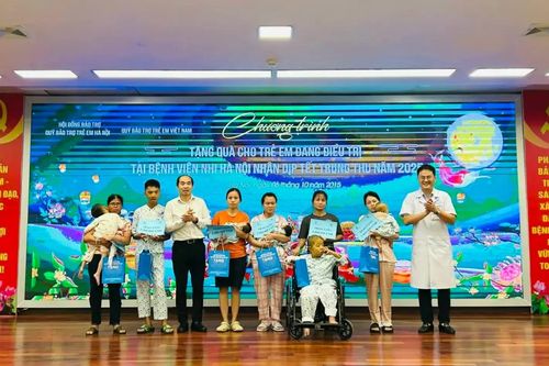 Sở Y tế Hà Nội tặng quà trung thu cho bệnh nhân