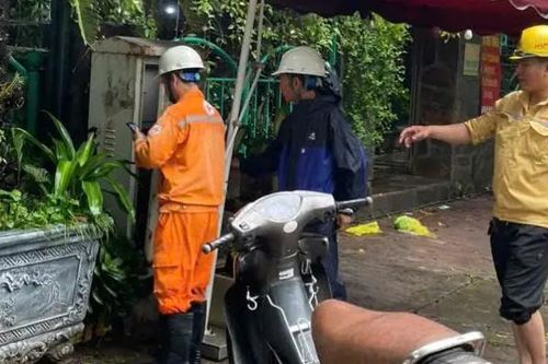 CSGT kịp thời xử lý sự cố rò điện