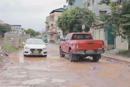 Đường chậm tiến độ tiềm ẩn tai nạn trong mưa ngập