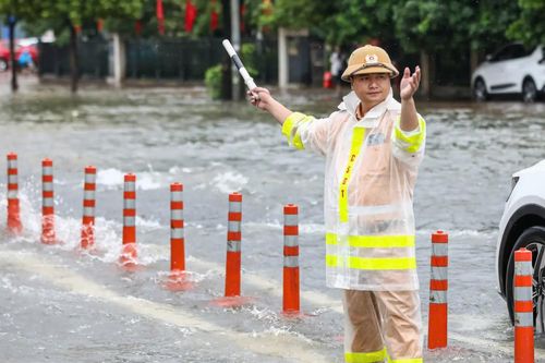 CSGT Hà Nội căng mình đảm bảo giao thông trong mưa