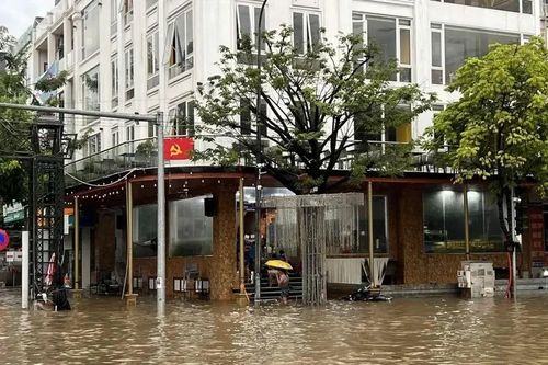 Môi giới đồng loạt quảng cáo 'nhà không ngập' sau mưa lũ