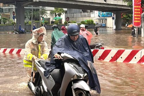 Công an Hà Nội căng mình hỗ trợ người dân giữa mưa ngập