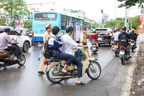 Giao xe máy cho con chưa đủ 16 tuổi, phụ huynh có thể phải chịu trách nhiệm hình sự