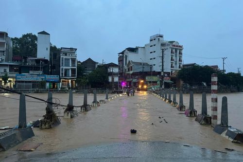 Mực nước sông Bằng, sông Hiến dâng nhanh do mưa lớn kéo dài ảnh hưởng bão số 11