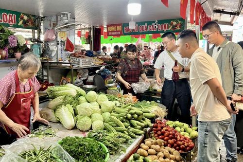 Giá thực phẩm tăng nhẹ, người dân yên tâm về nguồn cung hàng hóa