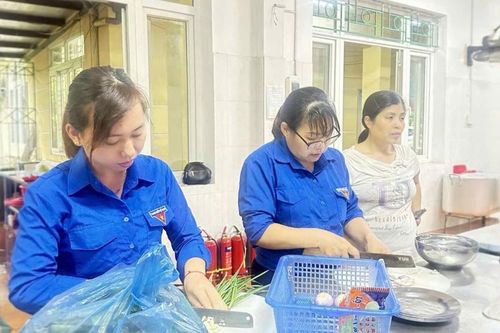Đoàn thanh niên phường Thục Phán nấu cơm hỗ trợ người dân vùng lũ
