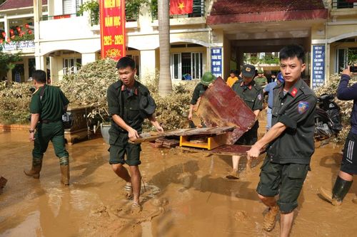 Lực lượng Công an tập trung lực lượng ứng phó bão số 11, hỗ trợ nhân dân vùng ngập lụt