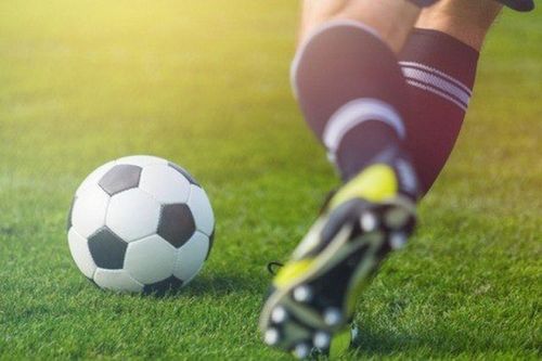 Đi đá bóng, nam thanh niên gặp chấn thương vùng 'nhạy cảm'