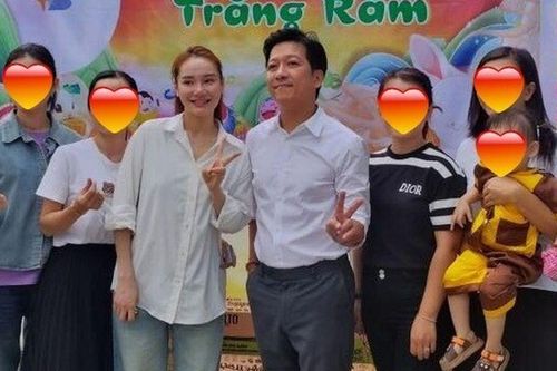 Trường Giang Nhã Phương đưa hai con về quê nội Đà Nẵng làm từ thiện, con gái Destiny xinh xắn, giản dị, lễ phép trao quà
