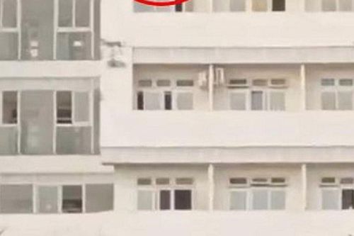 Vụ cụ ông 80 tuổi rơi từ tầng 8 bệnh viện xuống đất: Nhân chứng tiết lộ 'khoảnh khắc' nạn nhân cố gắng dùng 2 tay đu bám tường ban công