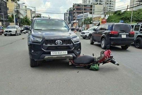 Va chạm giao thông nghiêm trọng trên đường Lương Định Của khiến nam shipper thiệt mạng, xe máy bị kéo lê 20m