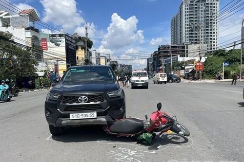 Nữ tài xế lái bán tải va chạm xe máy khiến nam shipper tử vong