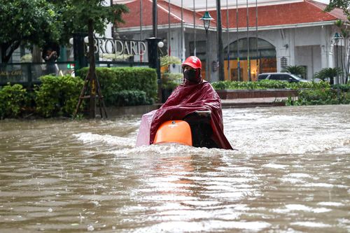 Mưa xuyên đêm, nhiều tuyến đường Hà Nội ngập sâu từ sáng sớm