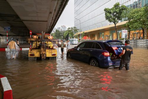 Ô tô ngập kín biển số, chủ xe bất lực chờ cứu hộ giữa biển nước