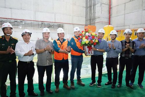 EVN hạ đặt thành công rotor tổ máy số 2 - Dự án Thủy điện Hòa Bình mở rộng