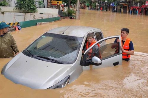 Đại úy công an lao mình xuống dòng lũ dữ, cứu người đàn ông mắc kẹt trong ô tô