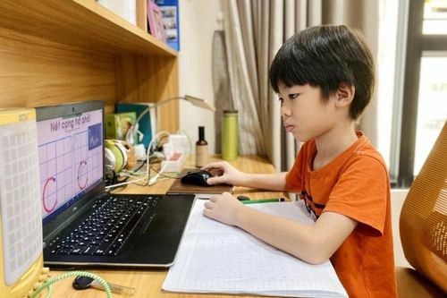 Phụ huynh Hà Nội chật vật cho con học online ngày mưa bão khủng khiếp