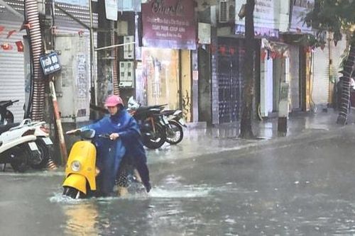 Mưa lớn kéo dài từ đêm đến sáng, nhiều tuyến phố Hà Nội ngập úng