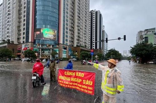 Cảnh sát giao thông Hà Nội 'căng mình' hỗ trợ người dân