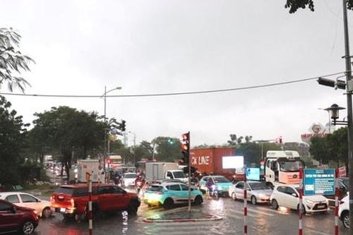 Nhiều tuyến đường Hà Nội chìm trong biển nước, giao thông ùn tắc nghiêm trọng