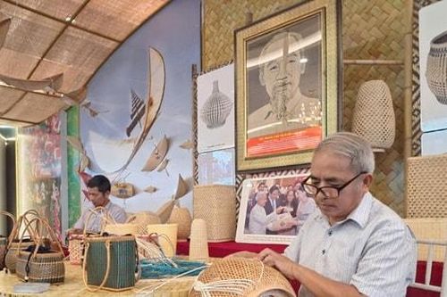 Nghệ nhân nhân dân Nguyễn Văn Tĩnh nâng tầm mây tre Việt