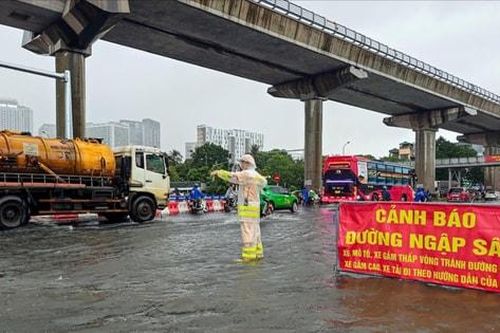 Hà Nội mưa lớn, nhiều điểm ngập úng, lực lượng chức năng căng mình ứng cứu người dân