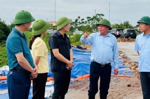 Phó Bí thư Thường trực Thành ủy Nguyễn Văn Phong kiểm tra công tác phòng, chống úng ngập và bảo vệ đê điều
