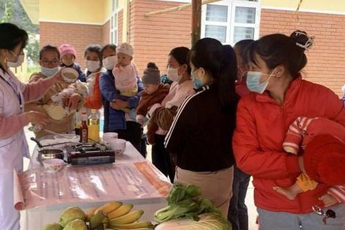 Nhiều trẻ em vùng dân tộc thiểu số còi cọc vì cha mẹ giữ tập quán lạc hậu khi nuôi con