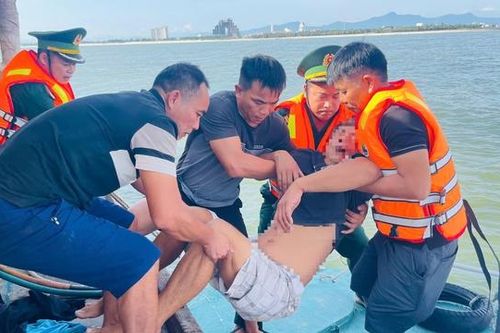 Bộ đội biên phòng hỗ trợ đưa ngư dân đột quỵ khi đang kéo lưới đi cấp cứu