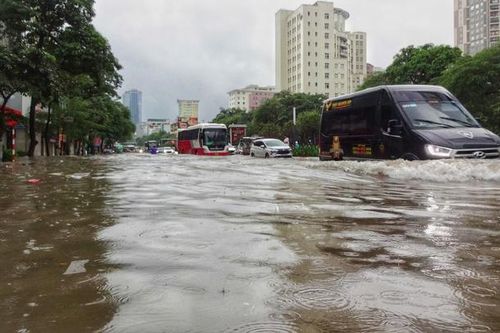 Hà Nội đang có những điểm ngập sâu nào phương tiện không thể lưu thông?