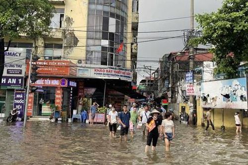 Bệnh nhân ung thư khổ sở lội nước vào Bệnh viện K Tân Triều
