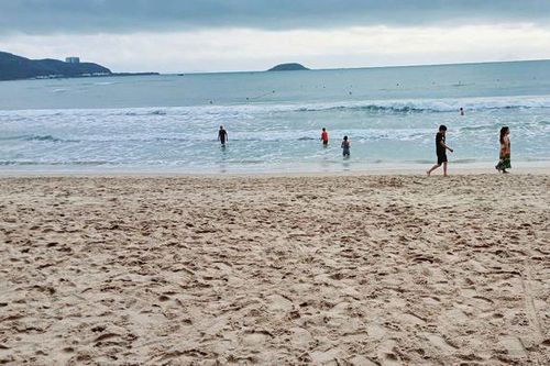 Người bị tim mạch, huyết áp tắm biển thế nào cho an toàn?