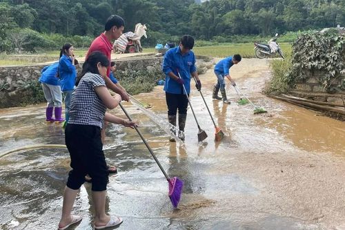 Đoàn viên, thanh niên Lào Cai giúp đỡ người dân khắc phục hậu quả sau bão số 10