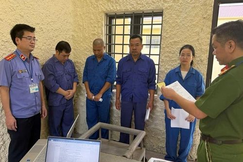 Khởi tố Phó giám đốc Bệnh viện Phổi Hà Nội cùng 10 bị can