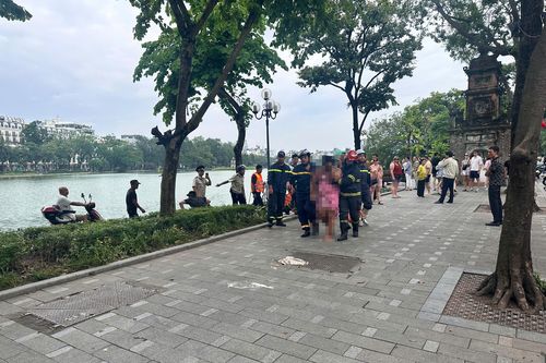 Kịp thời cứu nạn người nước ngoài ngã xuống hồ Hoàn Kiếm
