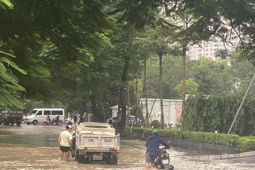 Sáng 8/10, Hà Nội đã ngớt mưa, nhiều tuyến phố vẫn còn ngập sâu