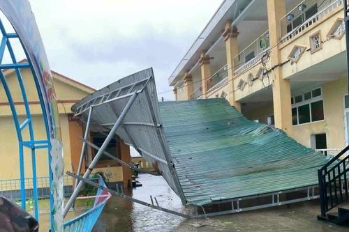 Hỗ trợ nhiều trường học, gia đình ở Quảng Trị khắc phục hậu quả bão số 10