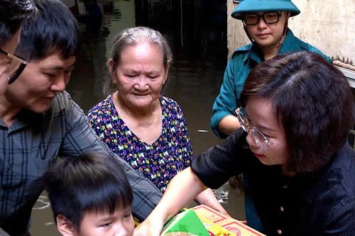 Lãnh đạo MTTQ TP. Hà Nội thăm, động viên người dân bị ảnh hưởng bởi mưa bão