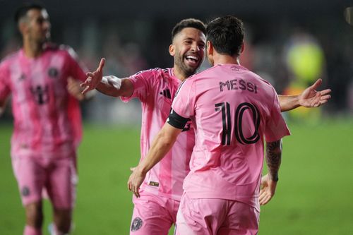 Messi tính sao khi Busquets và Alba giải nghệ?